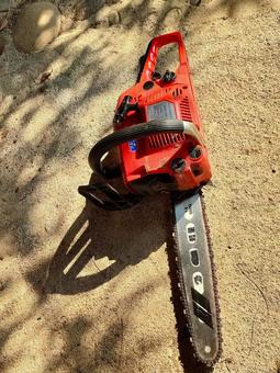 寝かされた 赤いチェーンソー 寝かされた 赤いチェーンソーの写真
