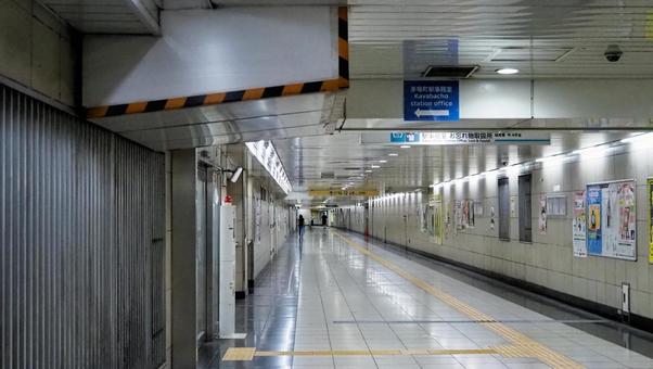 茅場町駅から日本橋駅へ続く地下通路 茅場町駅から日本橋駅へ続く地下通路の写真