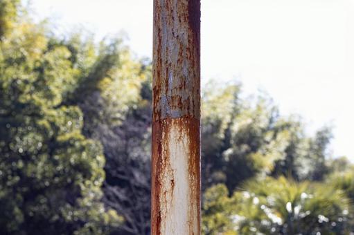 錆びた鉄柱と木々1 錆びた鉄柱と木々1 錆,鉄,柱の写真素材