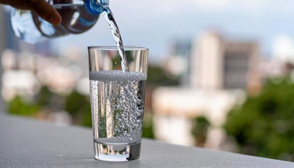 炭酸水をコップに注ぐ 炭酸水をコップに注ぐの写真