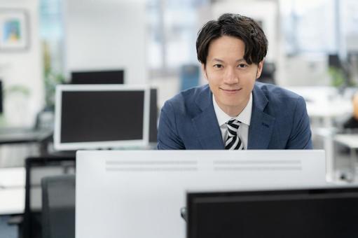 オフィスで仕事をする若いビジネスマン ビジネス,ビジネスマン,エンジニアの写真素材