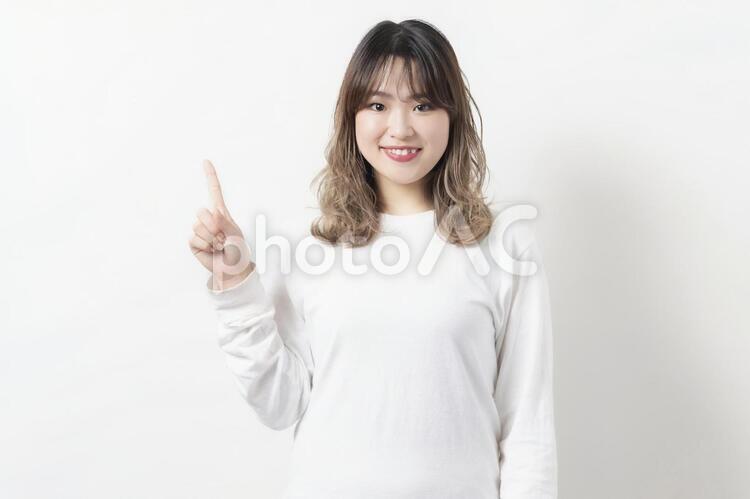 ビジネスのポイントを指し示す若い女性 ヒント,ポイント,女性の写真素材
