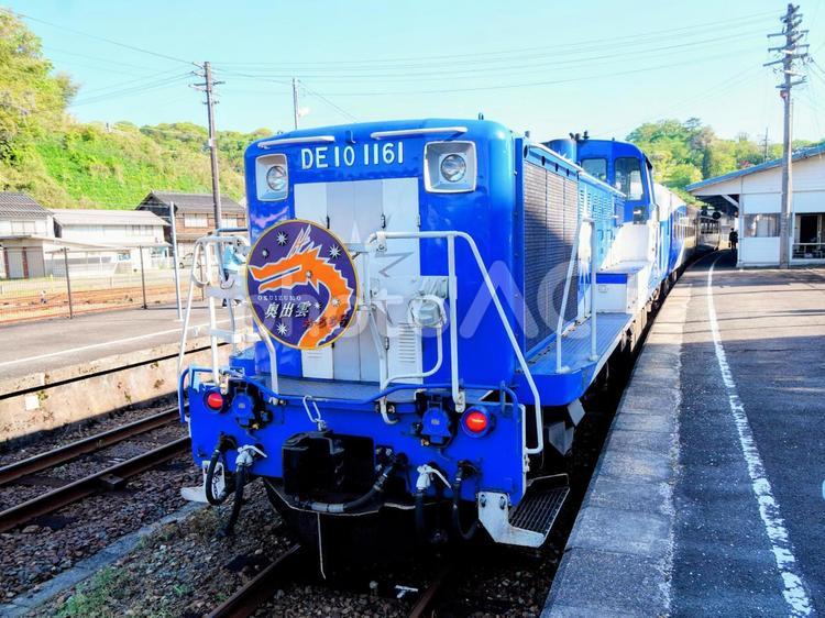 木次駅に停車する運行終了したトロッコ列車 鉄道,木次線,トロッコ列車の写真素材