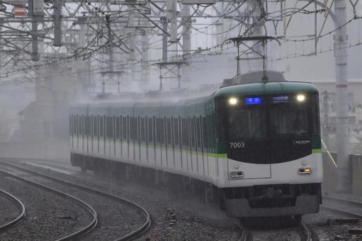 水しぶきを上げて 水しぶきを上げて 京阪電車,7000系,雨の写真素材