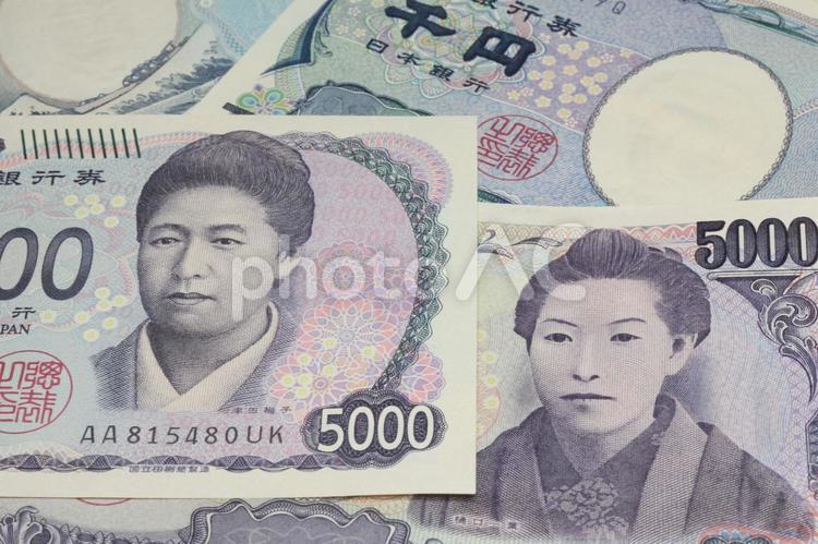 新しい５千円札、古い５千円札 紙幣,たくさんのお金,大金の写真素材