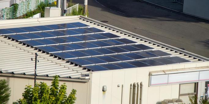 コンビニの屋根の上の太陽光パネル コンビニの屋根の上の太陽光パネル エネルギー,太陽光発電,エコの写真素材