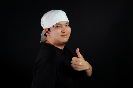黒背景の男性の親指アップ 黒背景の男性の親指アップの写真