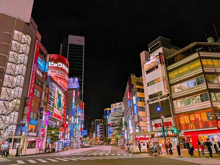 夜の池袋西口駅前の交差点 池袋,池袋西口,交差点の写真素材
