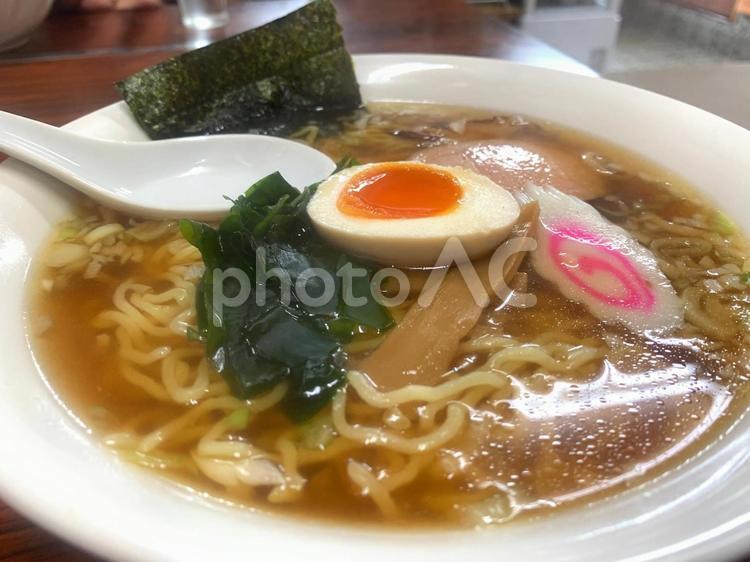 醤油ラーメンとゆで卵とナルト 醤油ラーメン,醤油,ラーメンの写真素材