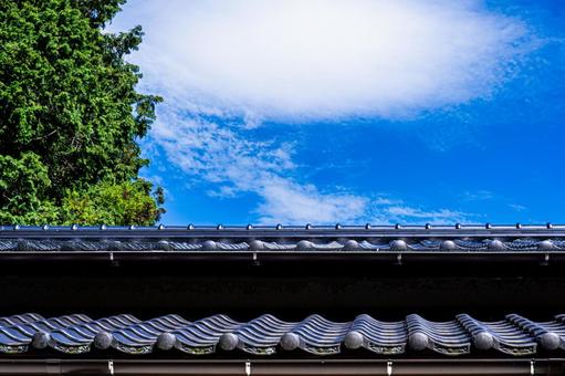 夏の青空と森林と瓦屋根 夏の青空と森林と瓦屋根 瓦屋根,日本家屋,木造建築の写真素材