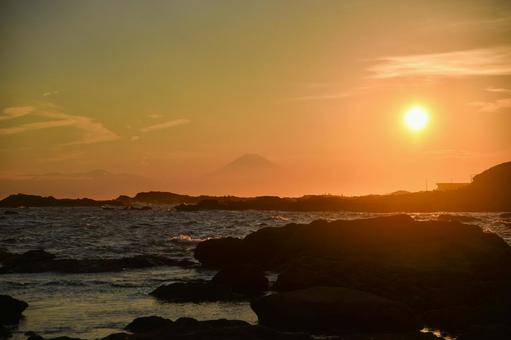 富士山と夕陽（城ヶ島） 富士山,夕陽,城ヶ島の写真素材