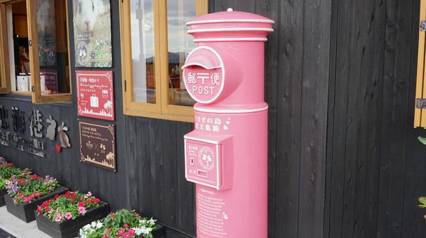 うさぎの島のピンク色ポスト うさぎの島のピンク色ポスト うさぎの島,大久野島,ピンクポストの写真素材