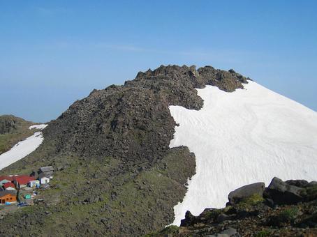 残雪期の鳥海山頂上部分 鳥海山,山頂,残雪の写真素材