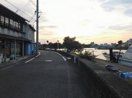 川辺の道路(夕方) 川辺の道路(夕方) 道路,公道,道の写真素材