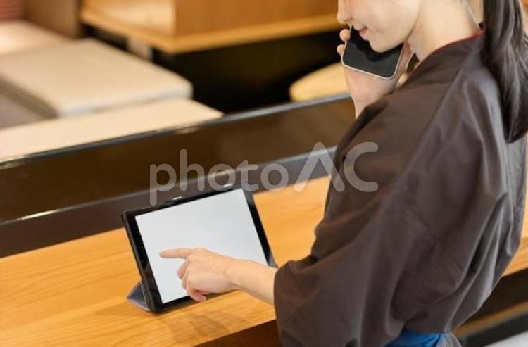 タブレットで管理をする飲食店の従業員 タブレット,従業員,女性の写真素材
