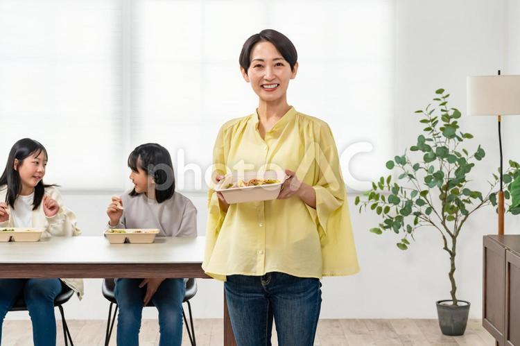 お弁当を差し出す女性 家族,食事,子どもの写真素材