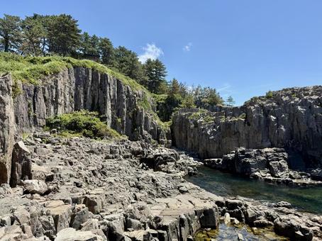 昼間の福井県の東尋坊 断崖絶壁,柱状節理,観光の写真素材
