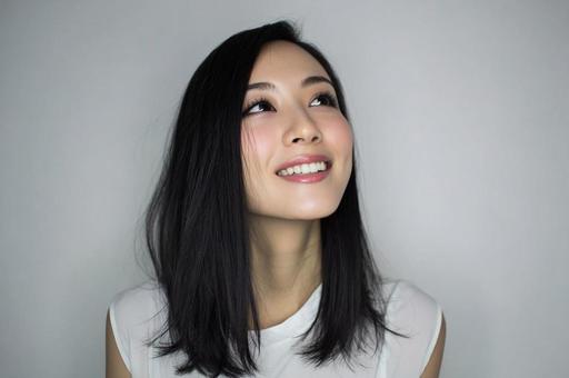 上を向く笑顔の美しい日本女性 上を向く笑顔の美しい日本女性の写真