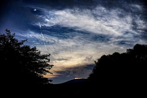<五島の風景>森の中から眺める夜明けの空 <五島の風景>森の中から眺める夜明けの空 空,サンセット,サンライズの写真素材