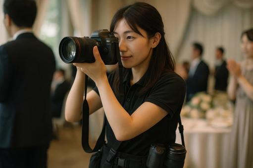 撮影する女性カメラマン 撮影する女性カメラマンの写真