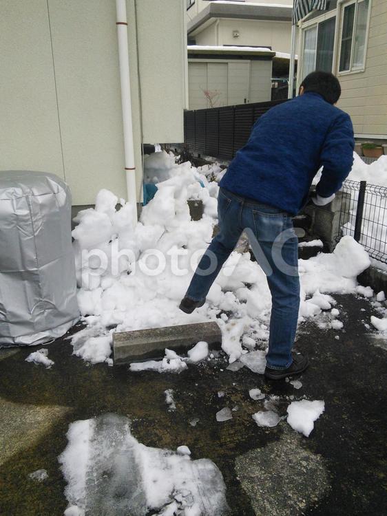 東北の 雪国の よくある風景 男性も女性もよく 雪かきをしています 雪国,雪かき,冬の写真素材