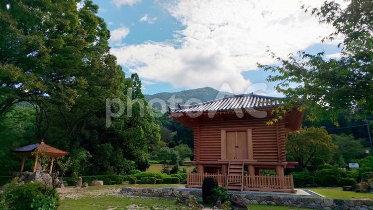 高床式の建物と自然 高床式,建物,和風の写真素材