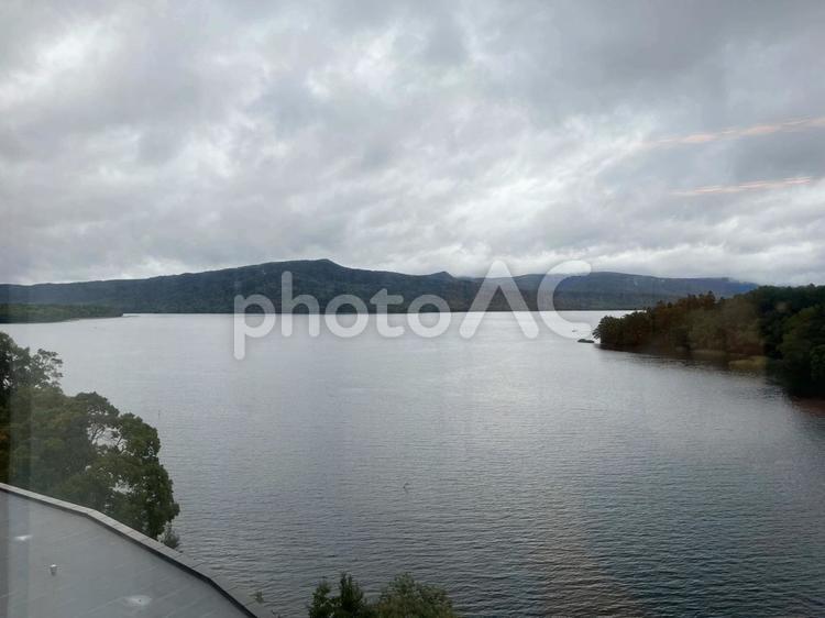 美しい湖の全景 湖,水面,雲の写真素材