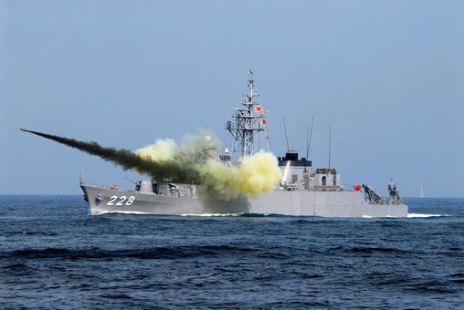 ロケット砲を発射する護衛艦ゆうべつ ロケット砲を発射する護衛艦ゆうべつ 護衛艦,海上自衛隊,de228の写真素材