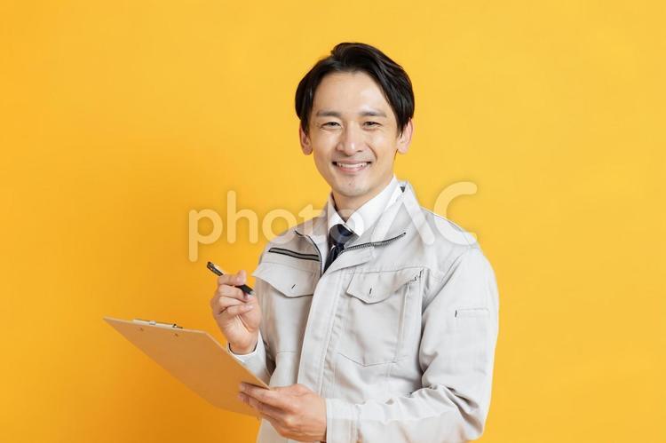 チェックをする男性作業員 イケメン,ハンサム,プロフィール写真の写真素材