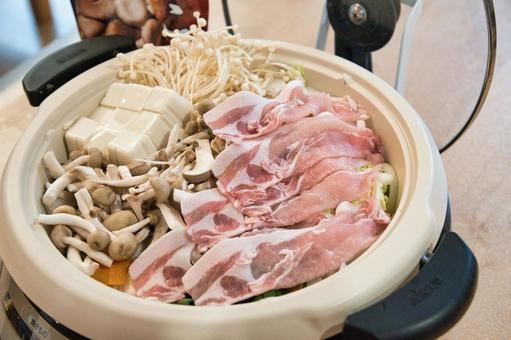きのこが主役の冬のお鍋と豚肉 鍋料理,冬,旬の味覚の写真素材