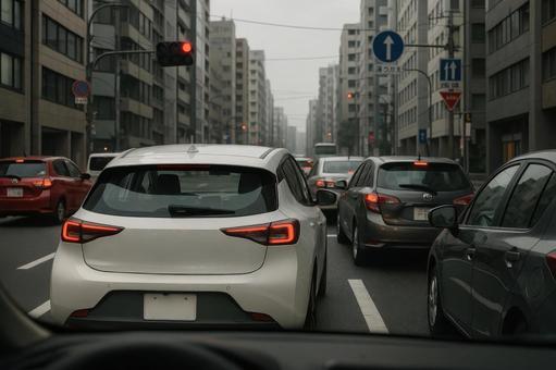 都市の交差点で停車中の電気自動車 都市の交差点で停車中の電気自動車の写真