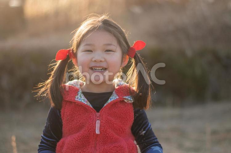 夕方と笑顔の女の子 子供,笑顔,夕方の写真素材