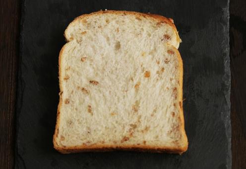 レーズン入り食パンの断面 レーズン入り食パンの断面 食パン,パン,レーズンの写真素材