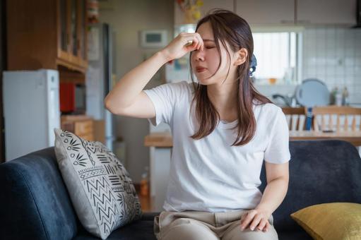 目元を抑えて辛そうな女性  目元を抑えて辛そうな女性  目,疲労,目の疲れの写真素材