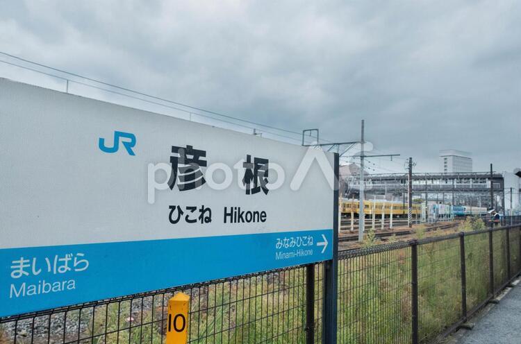 ＪＲ彦根駅の駅名標と後ろに見える近江鉄道の車両 彦根駅,駅名標,交通の写真素材