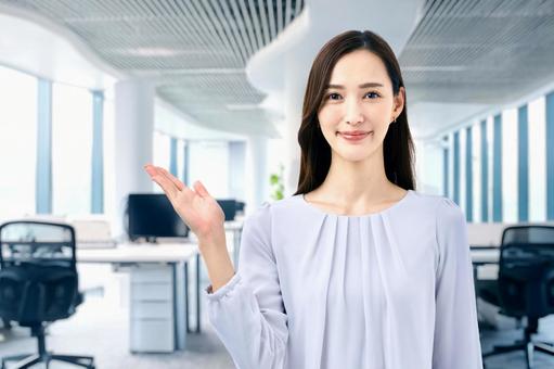 案内するビジネスウーマン 女性 オフィス 案内するビジネスウーマン 女性 オフィス ビジネスウーマン,ビジネス,案内の写真素材