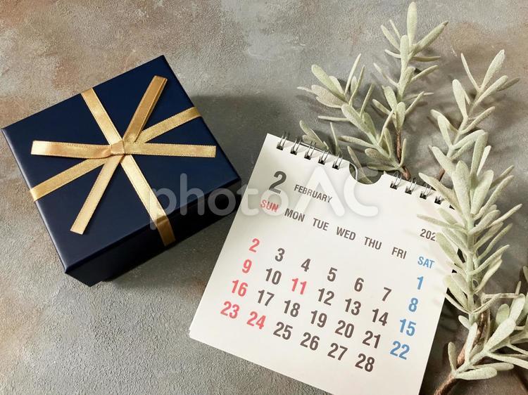 2月のカレンダーと青いギフトボックス バレンタインデー,2月,カレンダーの写真素材