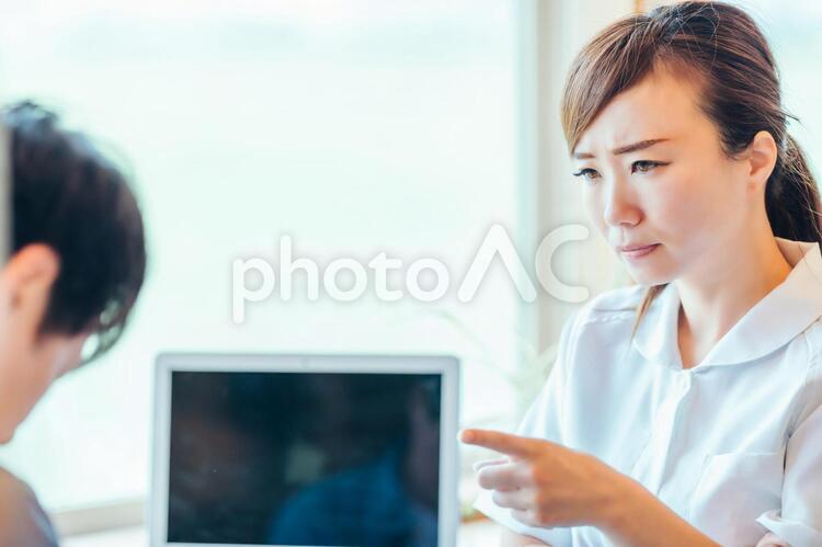 怒る看護師と男性患者 看護師,困る,怒るの写真素材