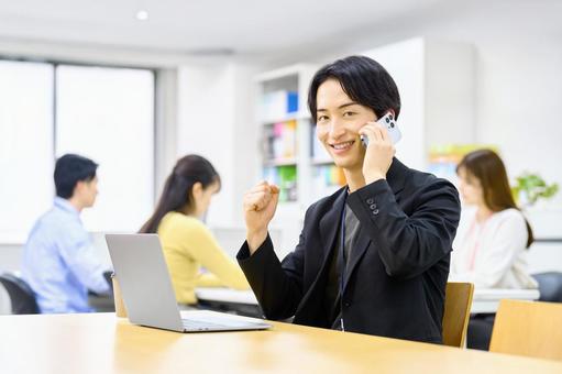 電話しながらガッツポーズするビジネスマン ビジネスマン,ガッツポーズ,電話の写真素材