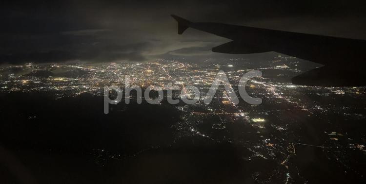 夜の飛行機から見た夜景 飛行機,空,雲の写真素材