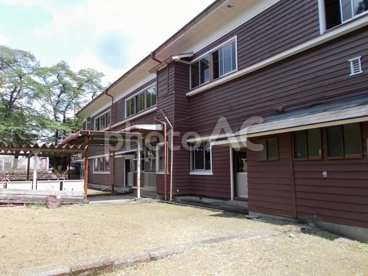 レトロな廃校、木造校舎と渡り廊下 花輪小学校,木造校舎,廃校の写真素材