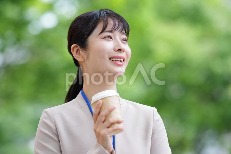 コーヒーを持って笑顔の女性 女性,人物,大学生の写真素材