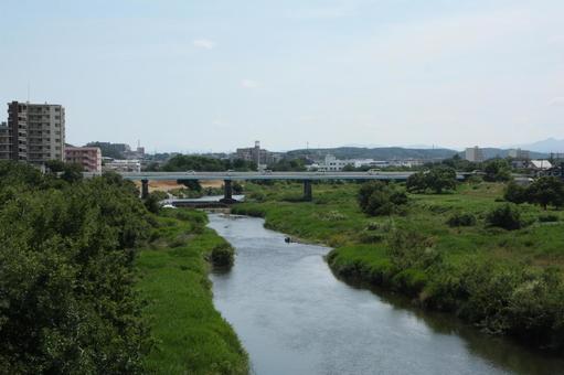 橋の見える川と建物 橋の見える川と建物の写真