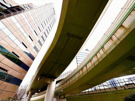 高速道路とビル 高速道路とビルの写真
