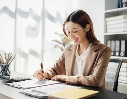 書類に記載する女性の写真
