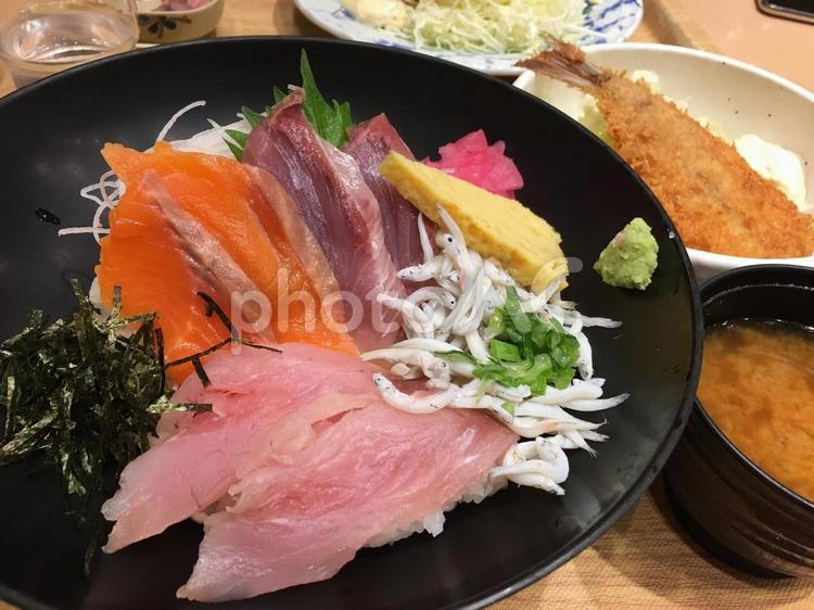 海鮮丼！ 海鮮丼,お刺身,新鮮の写真素材