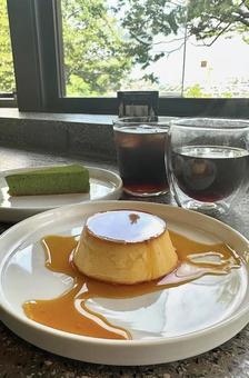 カフェのプリンとケーキ カフェのプリンとケーキ カフェ,プリン,固めプリンの写真素材