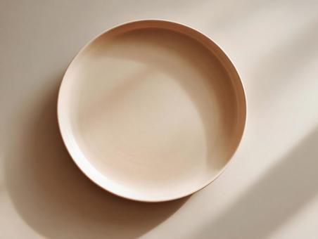 シンプルな白い陶器の皿:食事や料理の背景 シンプルな白い陶器の皿:食事や料理の背景の写真