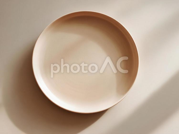 シンプルな白い陶器の皿：食事や料理の背景 皿,プレート,陶器の写真素材