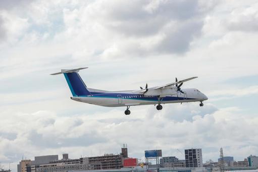 福岡空港の滑走路に着陸する飛行機 福岡空港の滑走路に着陸する飛行機の写真